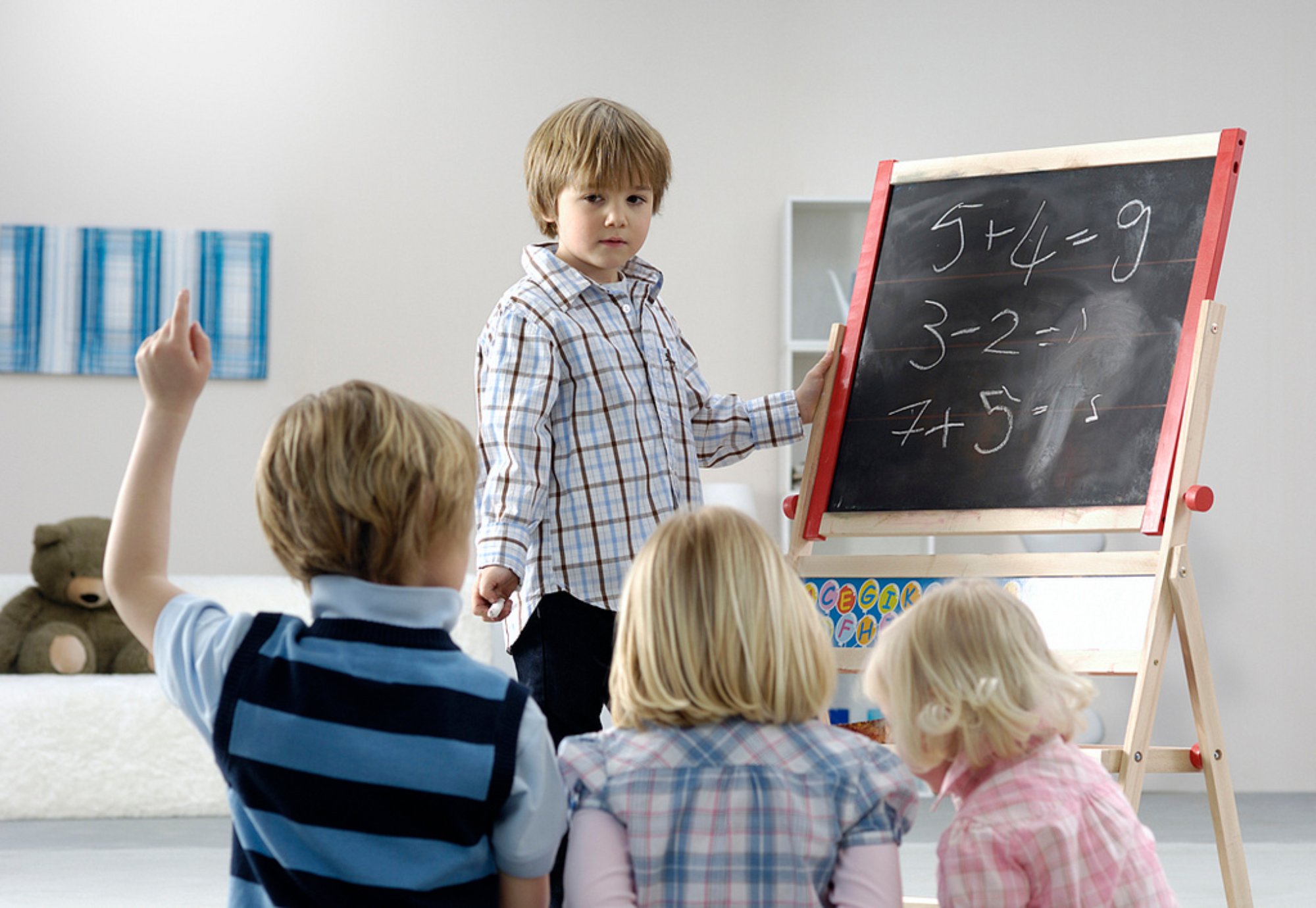 黒板で学ぶ子供